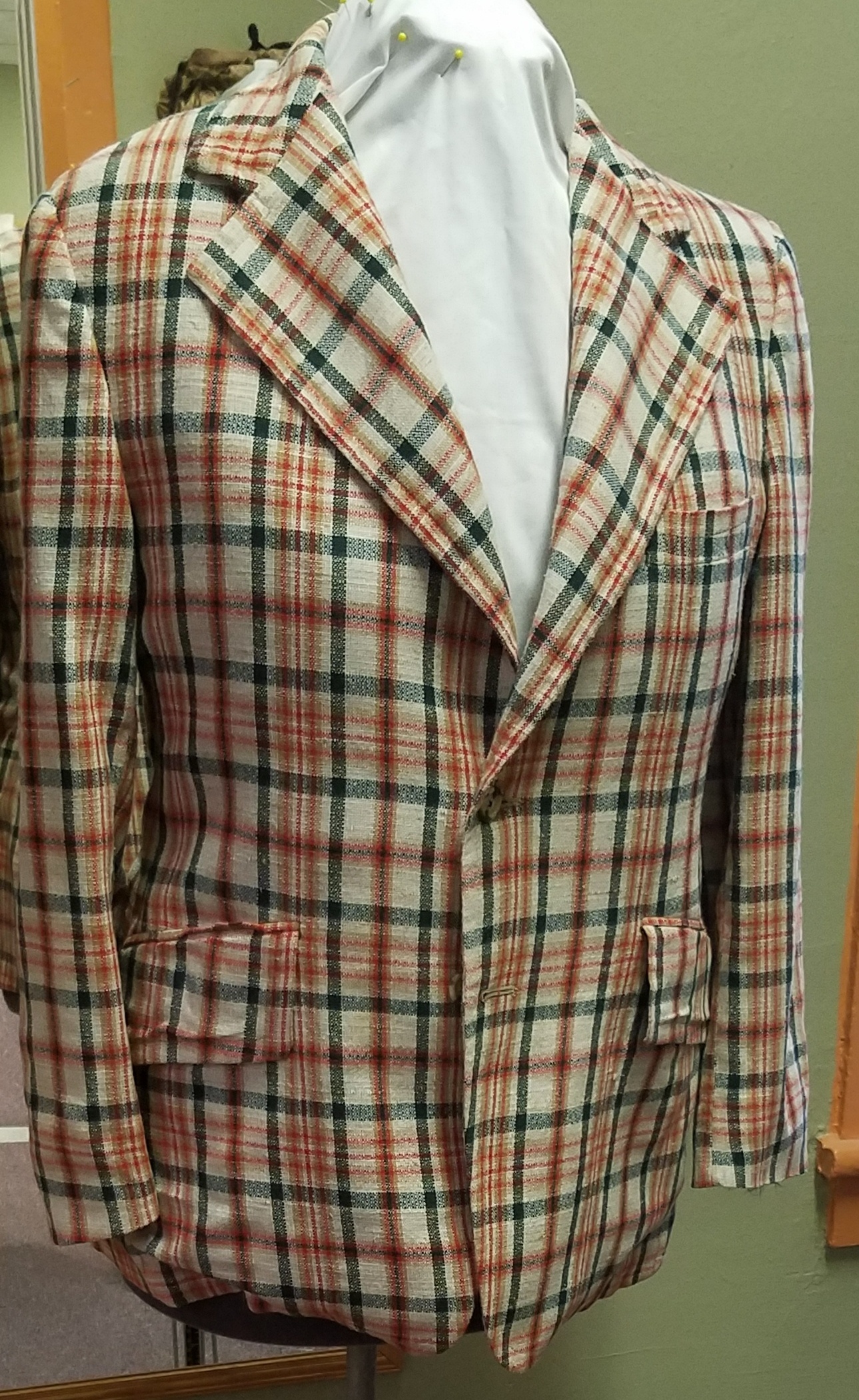 Red, white, green Modern Suit-Mn Mod Su 7375-40-Size 40