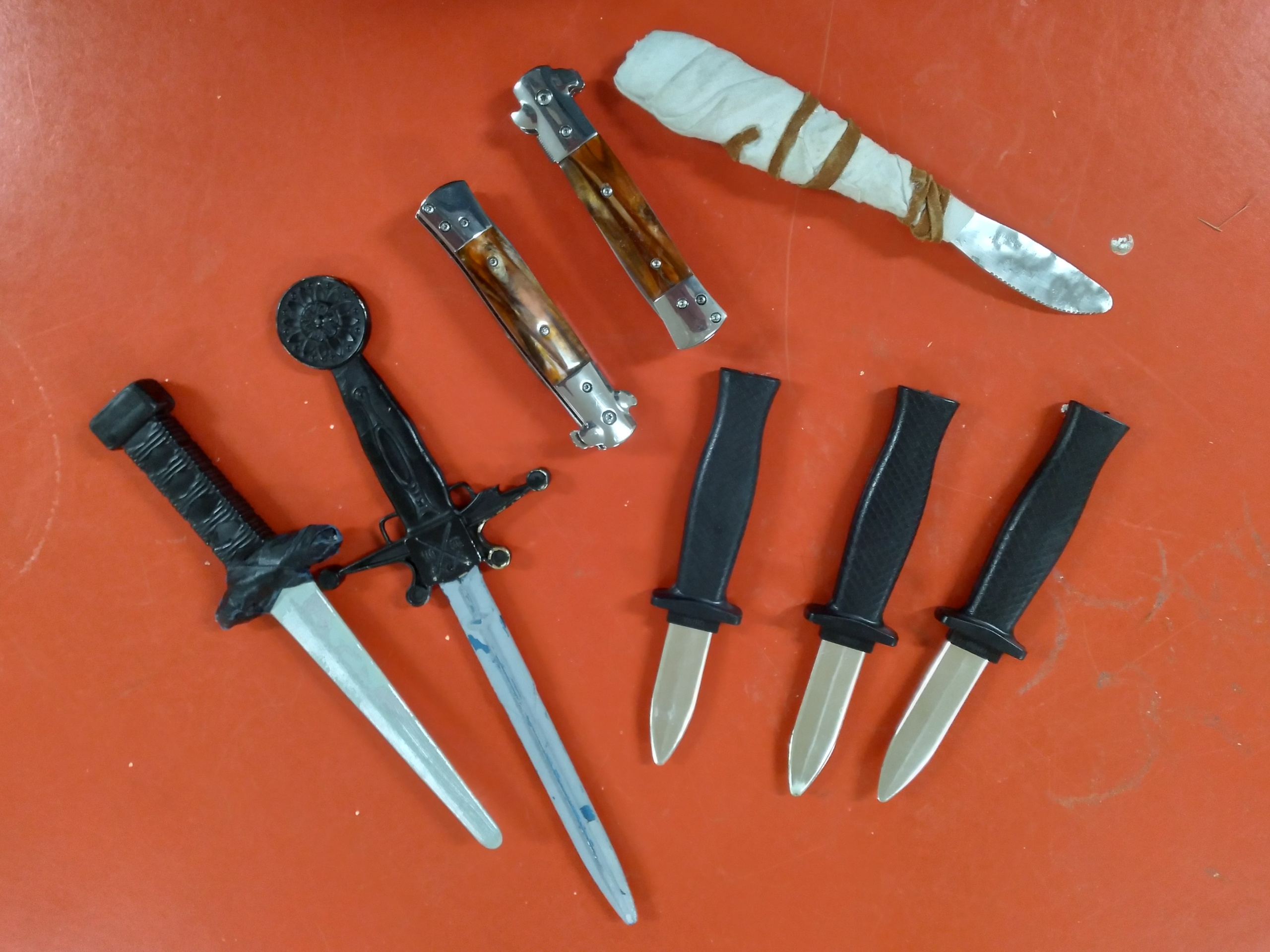 Small knives and daggers – Prop Closet