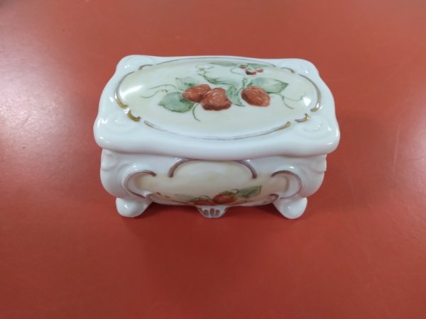 Small porcelain jewelry box