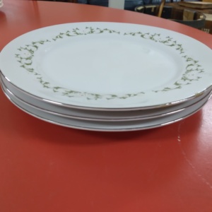 White leaf border plates