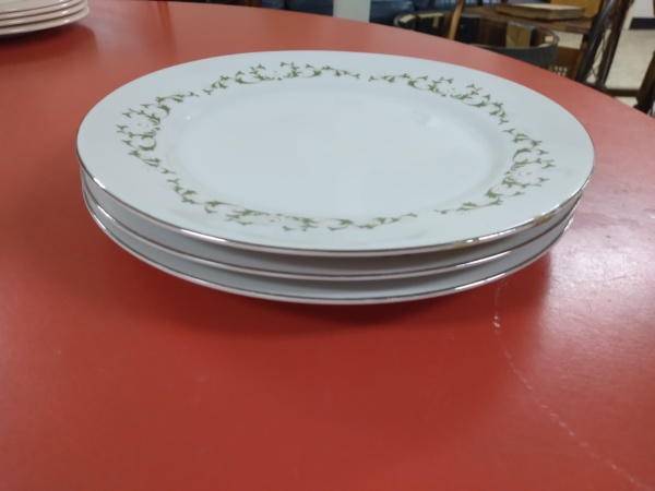 White leaf border plates
